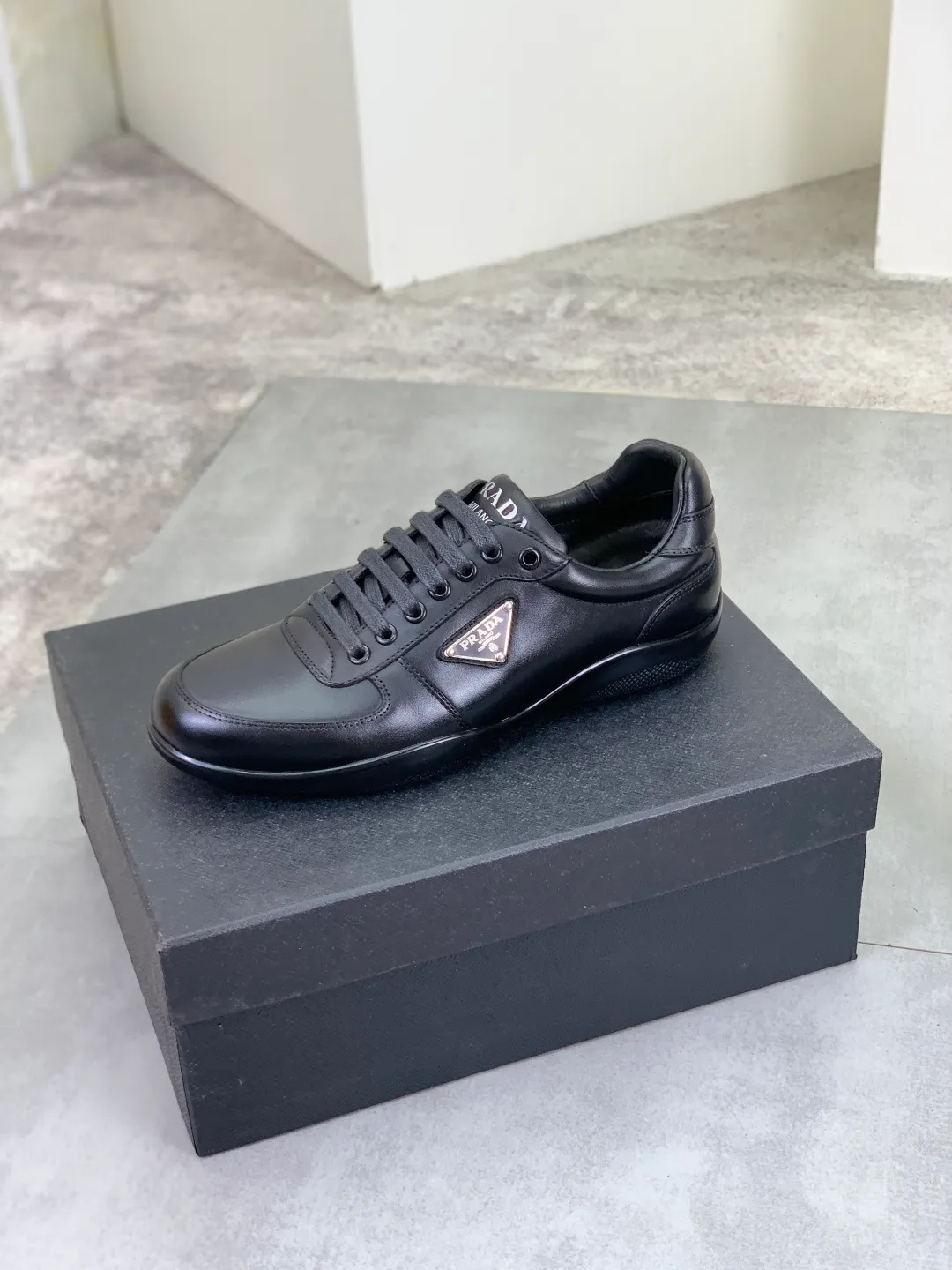 Men's men's shoes💰P580💰【New style】Top quality, classic popular models on the official website, timeless for a century,🆘 The trendy brand (Prada) mainly promotes popular models, avant-garde and versatile fashionable men's shoes, private version molding, cowhide surface splicing 1:1 oil edge processing... fashionable and simple, original imported cowhide interior cowhide feet; the atmosphere and personality are more fashionable, eye-catching and pursuing class. It will subvert old ideas and be a must-have for fashionistas who want to spend time with you! Must keep it! High-end comfort, high-end quality workmanship. Size: 38-44 Available in black. full package